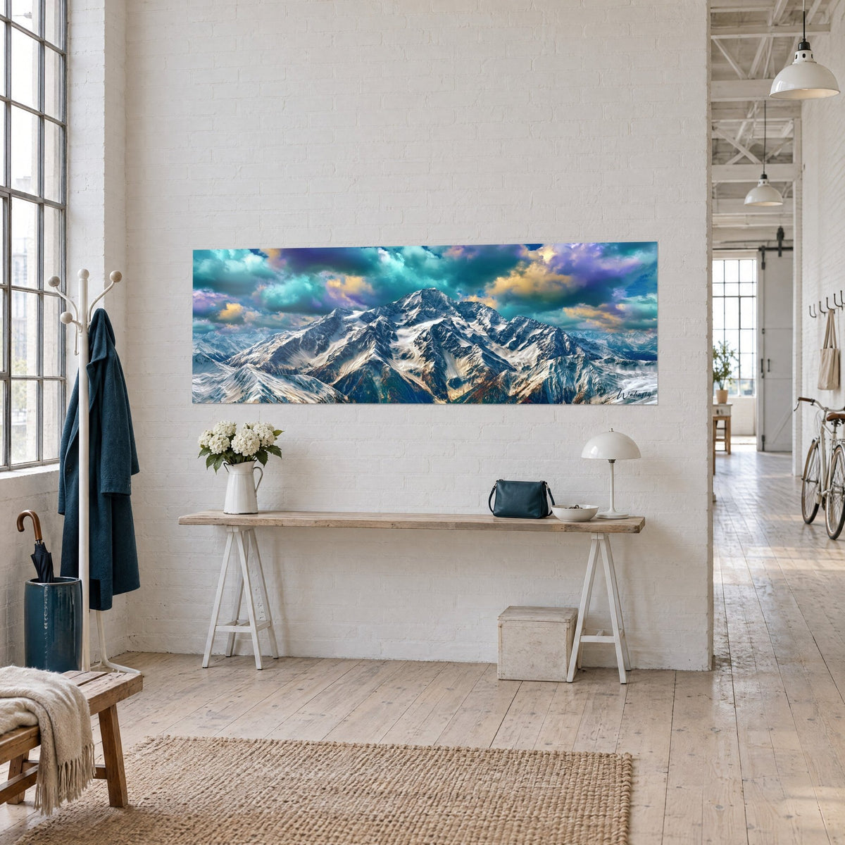 Gemälde Alpenpanorama mit türkisfarbenen Kumuluswolken und goldenem Ocker, weiße und nachtblaue Hänge, aus dreiviertel Ansicht in einem Künstlerloft