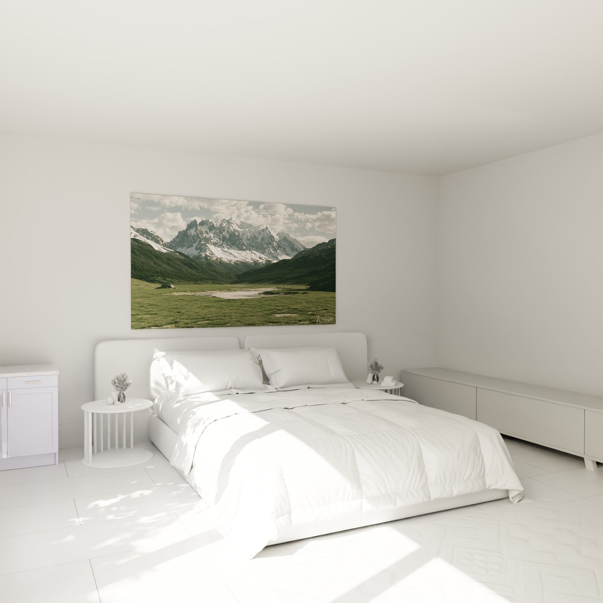 Massif montagneux blanc et vert accroché au-dessus d'un lit dans une chambre claire et épurée