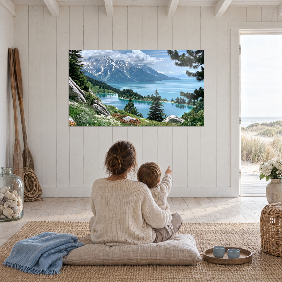 Tableau presqu'île boisée dans un lac bleu lagon, massif enneigé au fond, une mère et son enfant de dos dans un salon