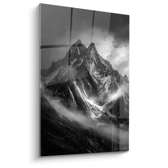 Tableau montagne noir et blanc avec pic rocheux émergeant des nuages - décoration murale moderne