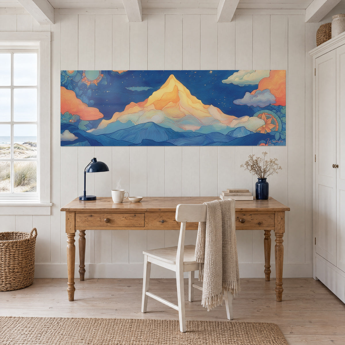 Schilderij met een panoramisch landschap van een gouden berg, kobaltblauwe heuvels en oranje zonnen, opgehangen boven een bureau van licht hout met een blauwe lamp