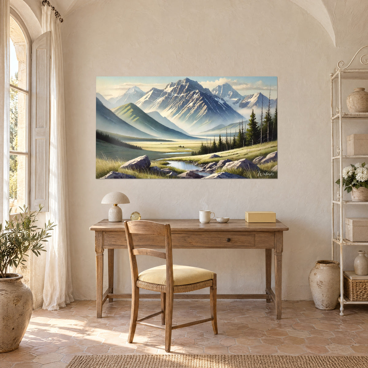 Quadro di paesaggio alpino: picchi bianchi e grigi striati, conifere verde scuro, ruscello argentato, sulla parete di uno studio in legno chiaro