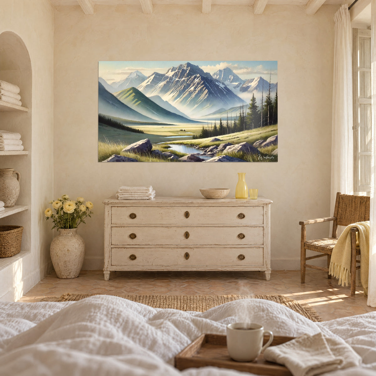 Quadro panoramico di vette ghiacciate, foschia azzurrata e prato verde tenue, rocce in primo piano, sopra un letto in una camera luminosa