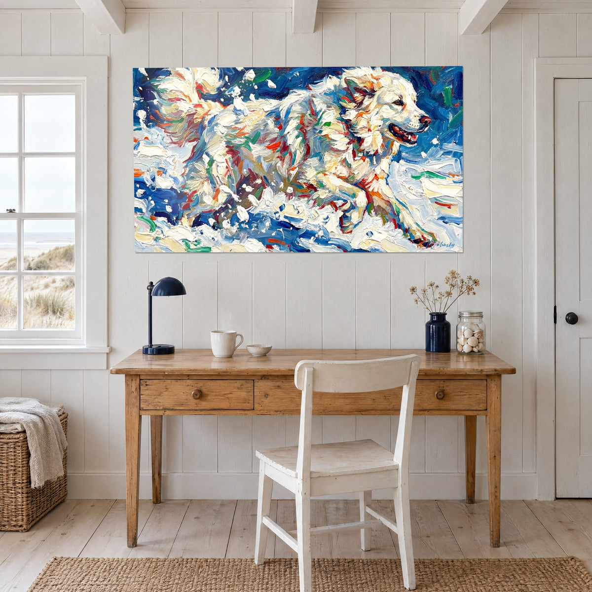 Tableau patou pyrénéen galopant, flocons éclaboussés, manteau blanc cassé et bleu profond, au-dessus d'un bureau en bois clair