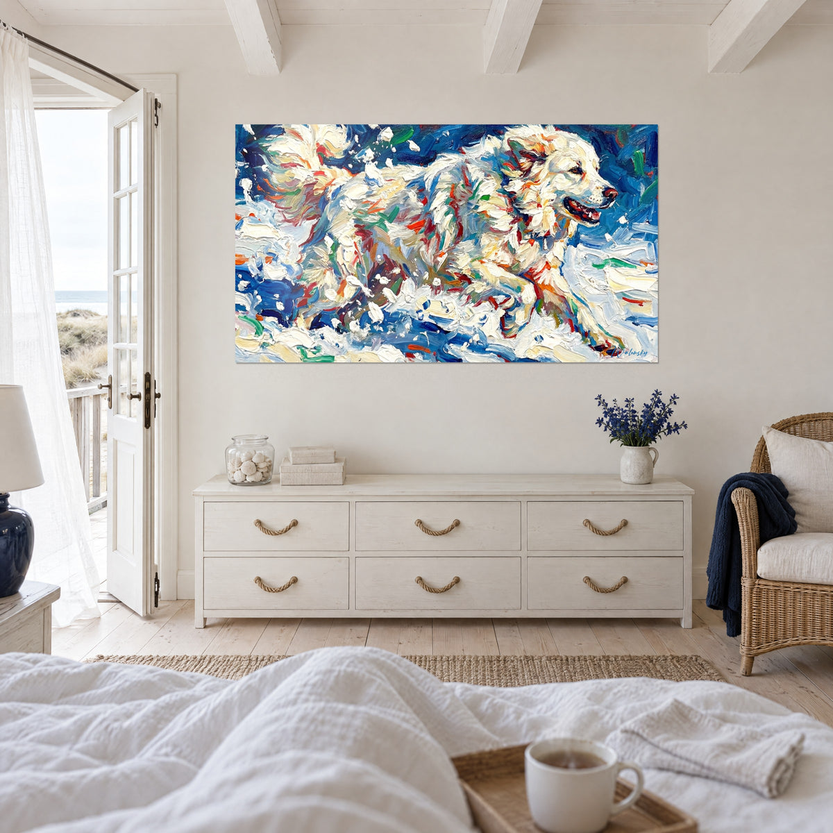 Tableau chien des neiges en élan, fourrure crème striée de rouge et de vert, gueule ouverte, au-dessus d'un lit dans une chambre claire