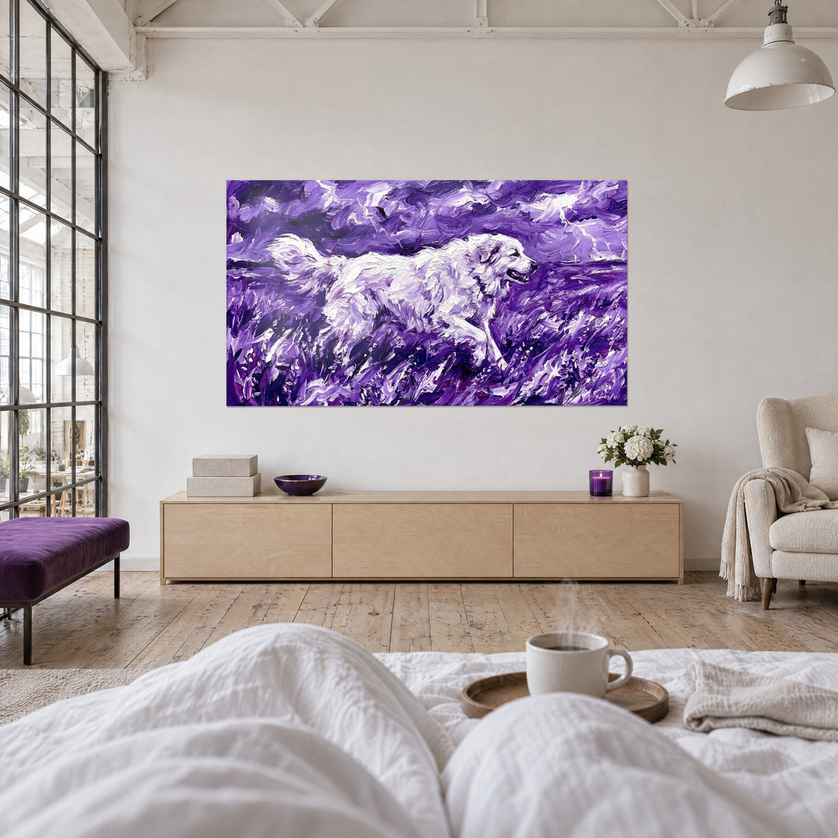 Cuadro gran perro blanco saltando entre hierbas malva, nubes índigo tormentosas, sobre una cama en un dormitorio luminoso