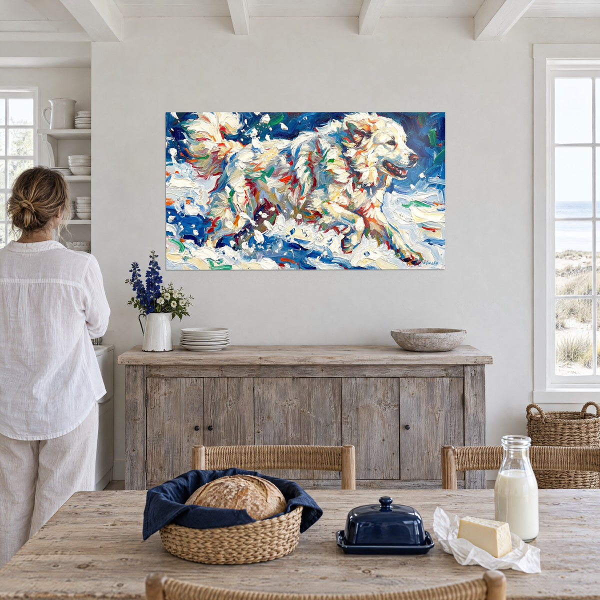 Tableau toutou blanc filant sur la neige, coups de couteau bleu nuit et jaune pâle, accroché derrière une femme blonde de dos