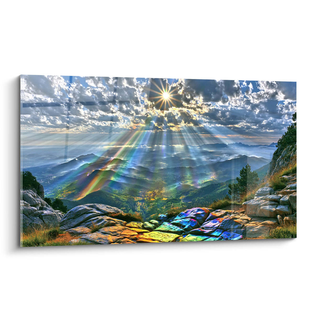 Montagne rocheuse sous des rayons arc-en-ciel, ciel bleu marine et nuages gris, sommet dominant une vallée verte