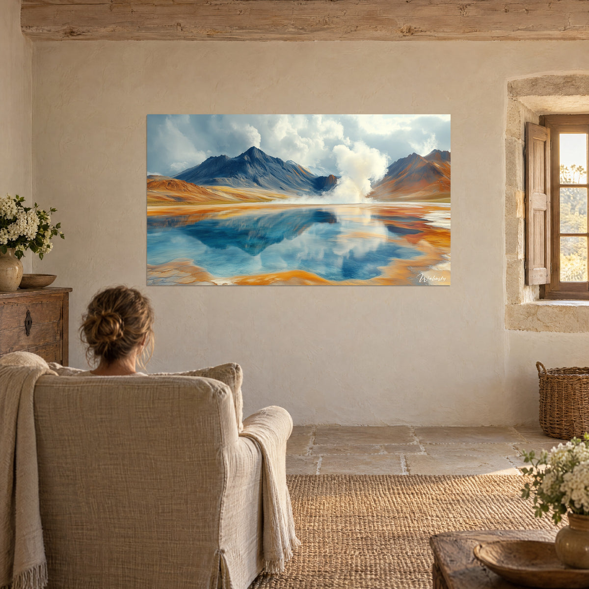 Schilderij roodbruin massief en staalgrijze bergen weerspiegeld in een levendig blauw meer, crèmekleurige stoomstraal, tegenover een beige stenen fauteuil