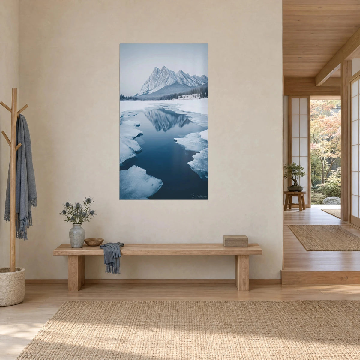 Gemälde weißer Alpengrat, gespiegelt im dunklen Wasser zwischen Eisschollen, marineblau und perlgrau, japandi Eingangsbereich mit hellem Holz