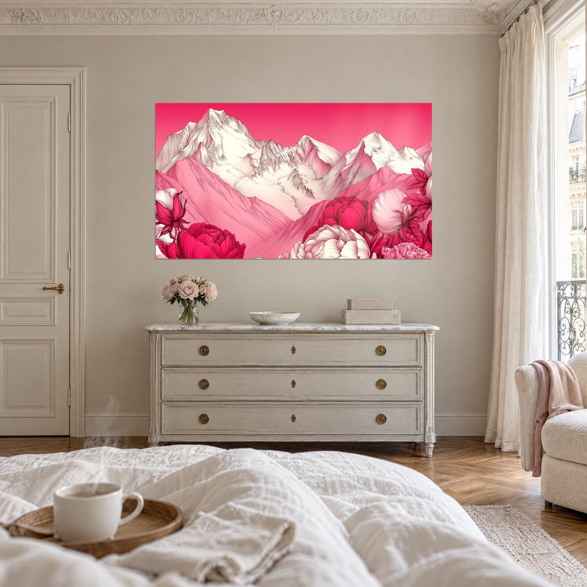 Cuadro cordillera en crema y frambuesa, peonías púrpuras en el borde, encima de una cama en un dormitorio luminoso