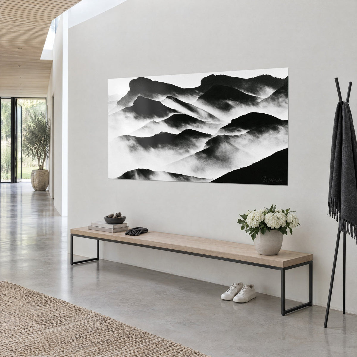 Tableau chaîne de collines en encre noire, brouillard blanc laiteux entre les crêtes, vue de trois-quarts sur un mur gris clair