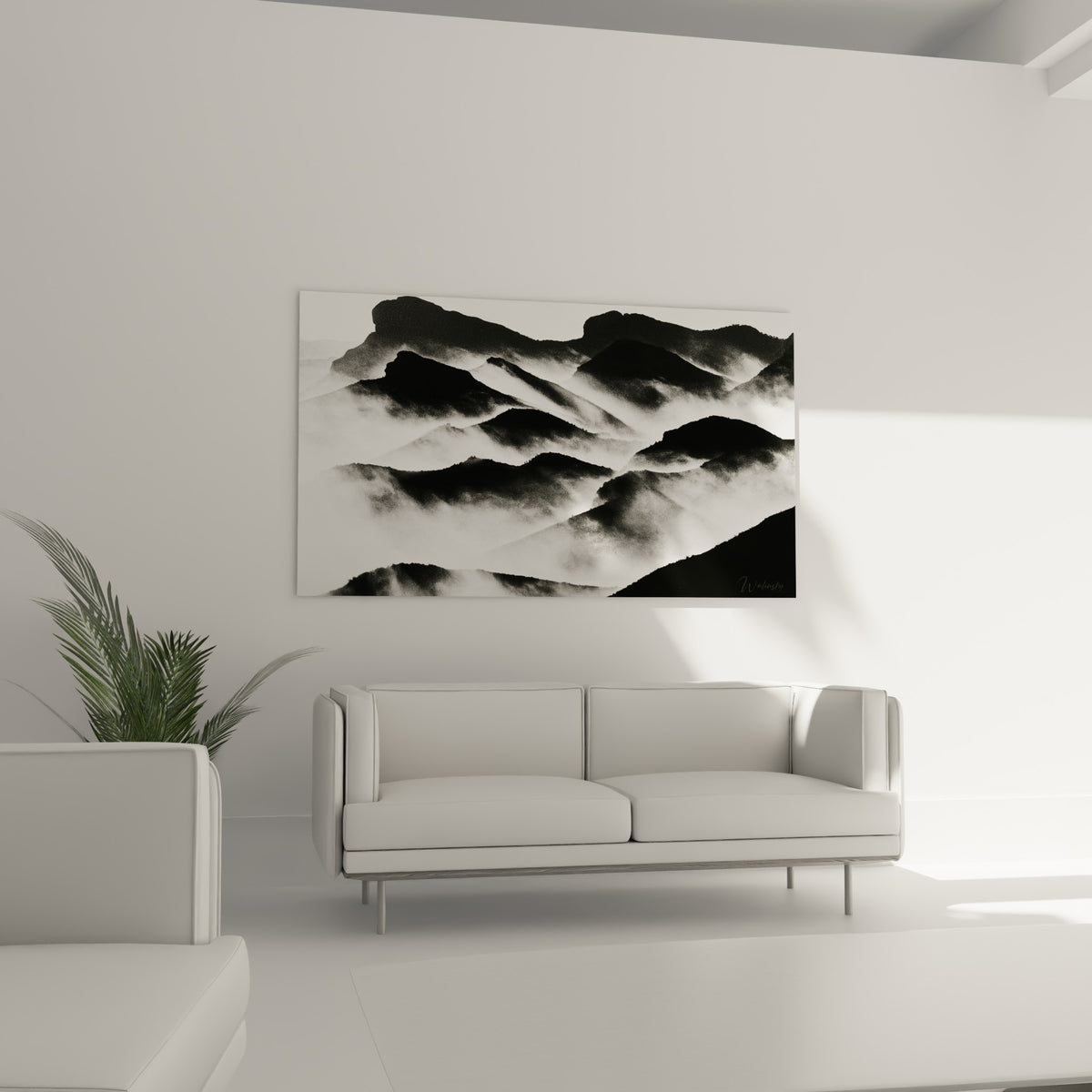 Crêtes anthracite et brume laiteuse, montagne suspendue au-dessus d'un canapé dans un salon lumineux.