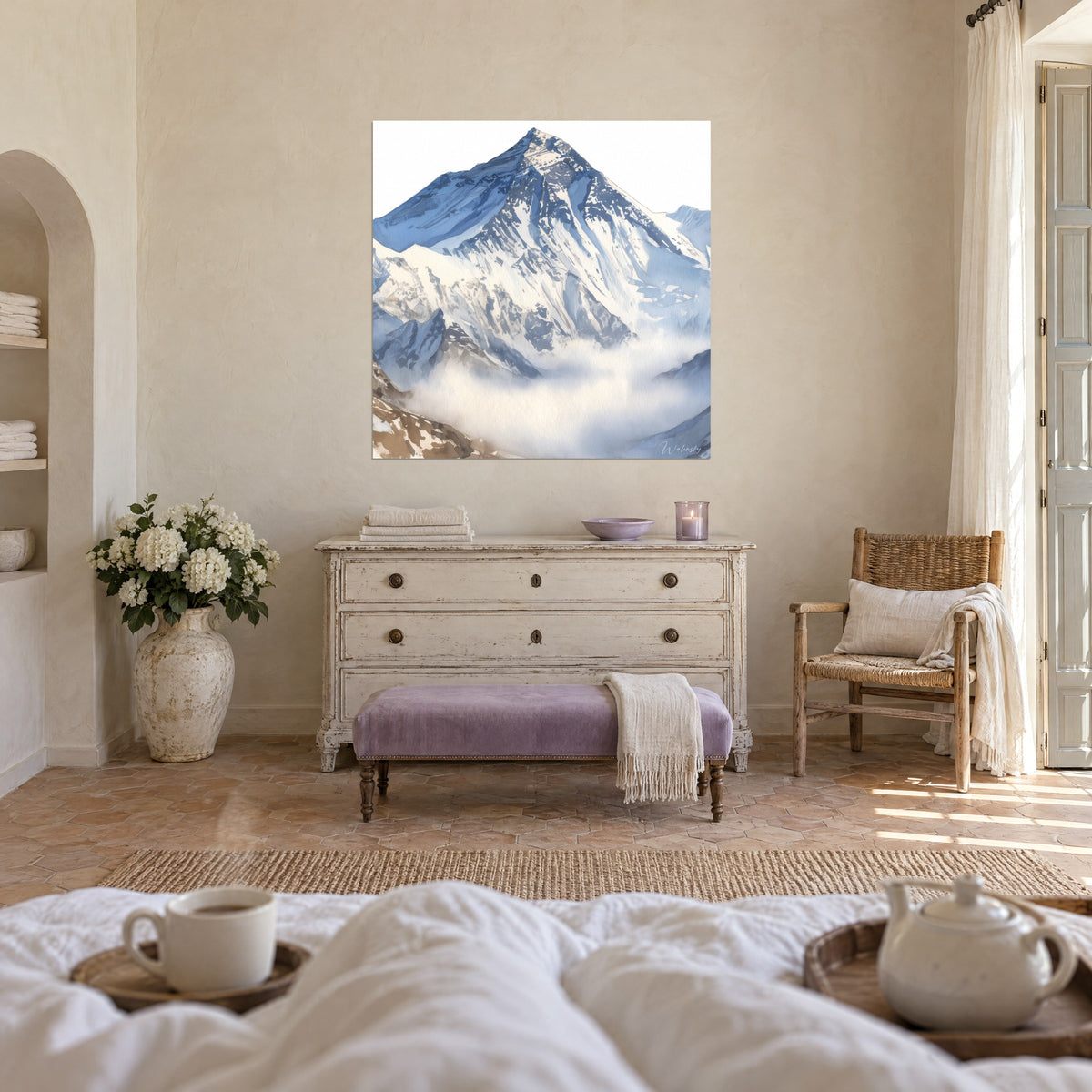 Cuadro pico del Himalaya en acuarela, laderas azul vaquero y nieve marfil, mar de nubes al pie, colgado encima de una cama en un dormitorio luminoso