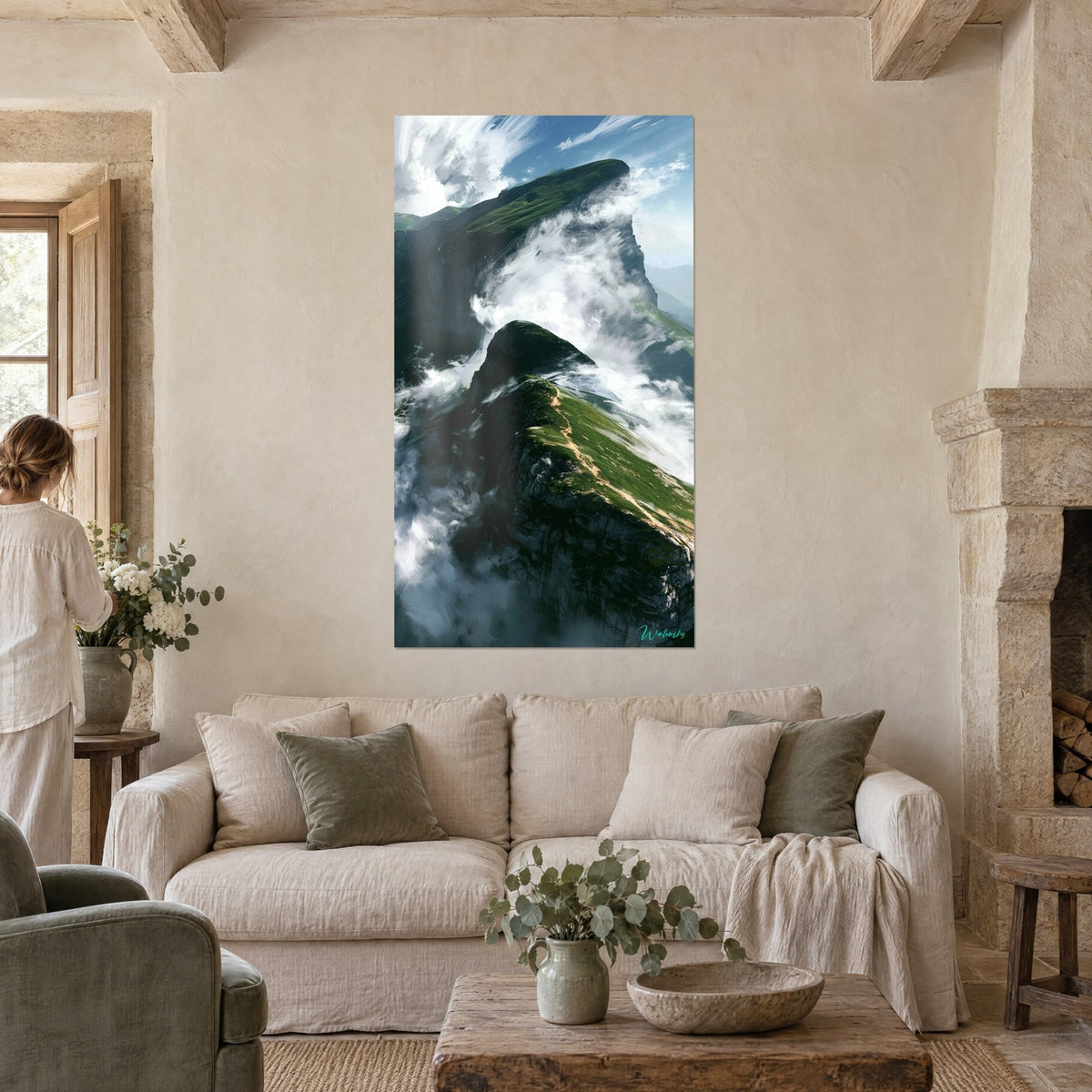 Gemälde Grasiger Bergkamm im Nebel, tiefes Grün und Weiß, Frau von hinten, über einem Sofa in einem hellen Wohnzimmer