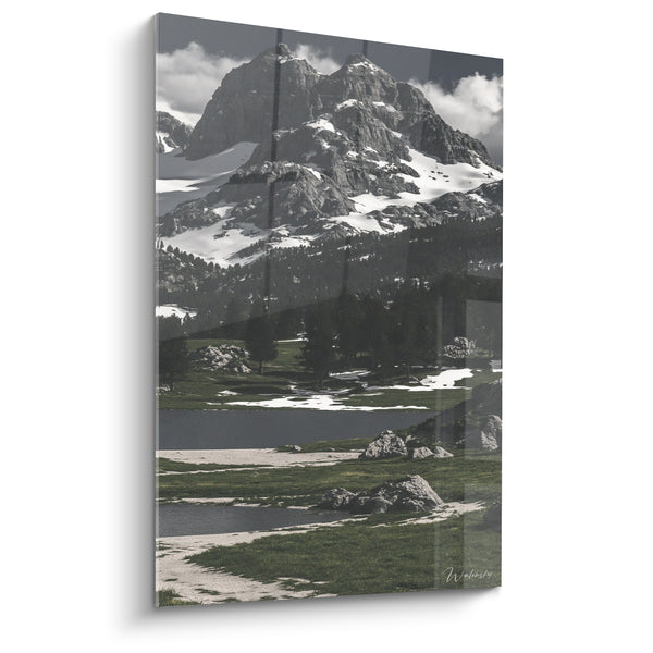 Tableau Pic rocheux gris et vert entouré de rochers épars - Reflet du verre poli - Edition Montagne