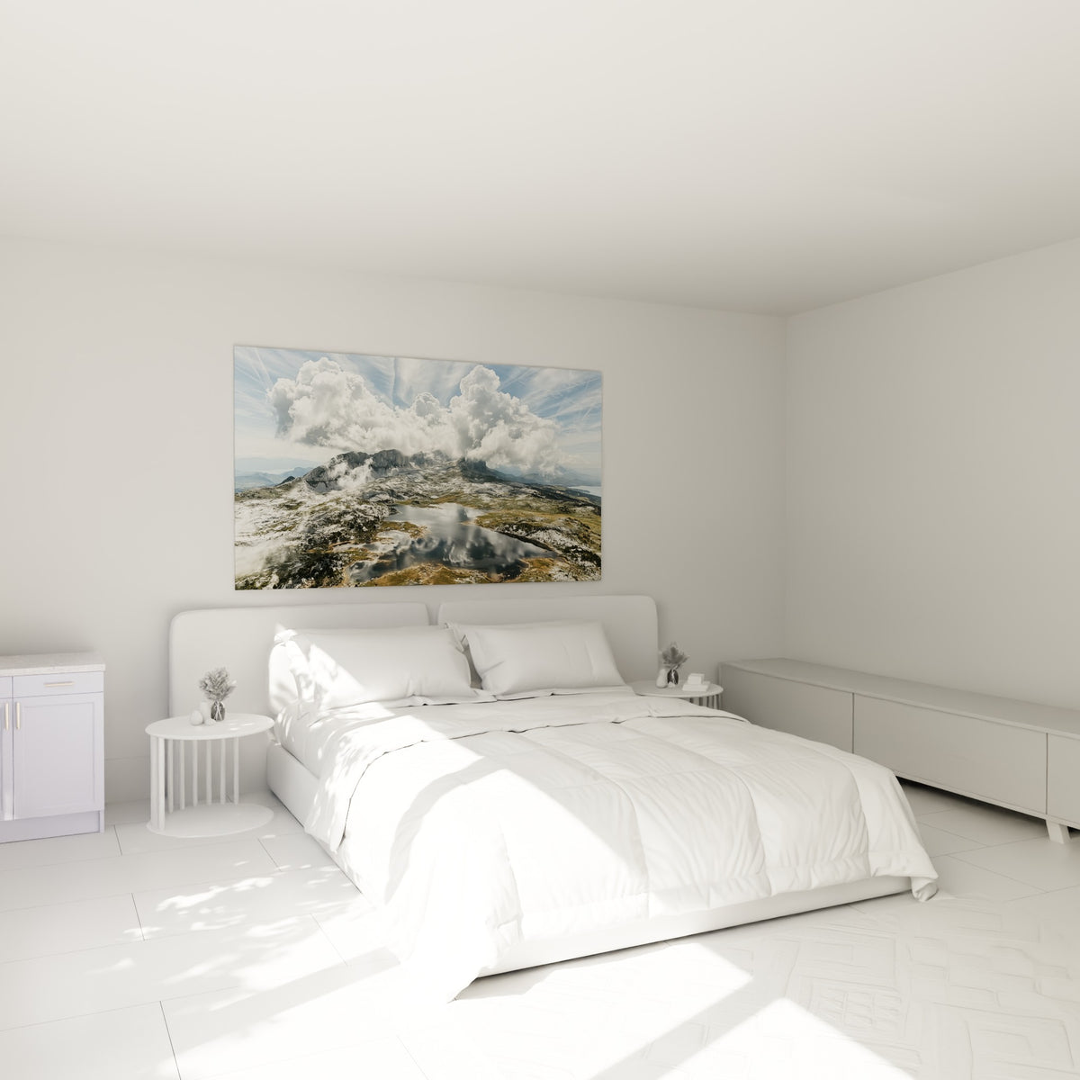 Montagne aux nuages blancs et lac gris anthracite accrochée au-dessus d'un lit dans une chambre claire