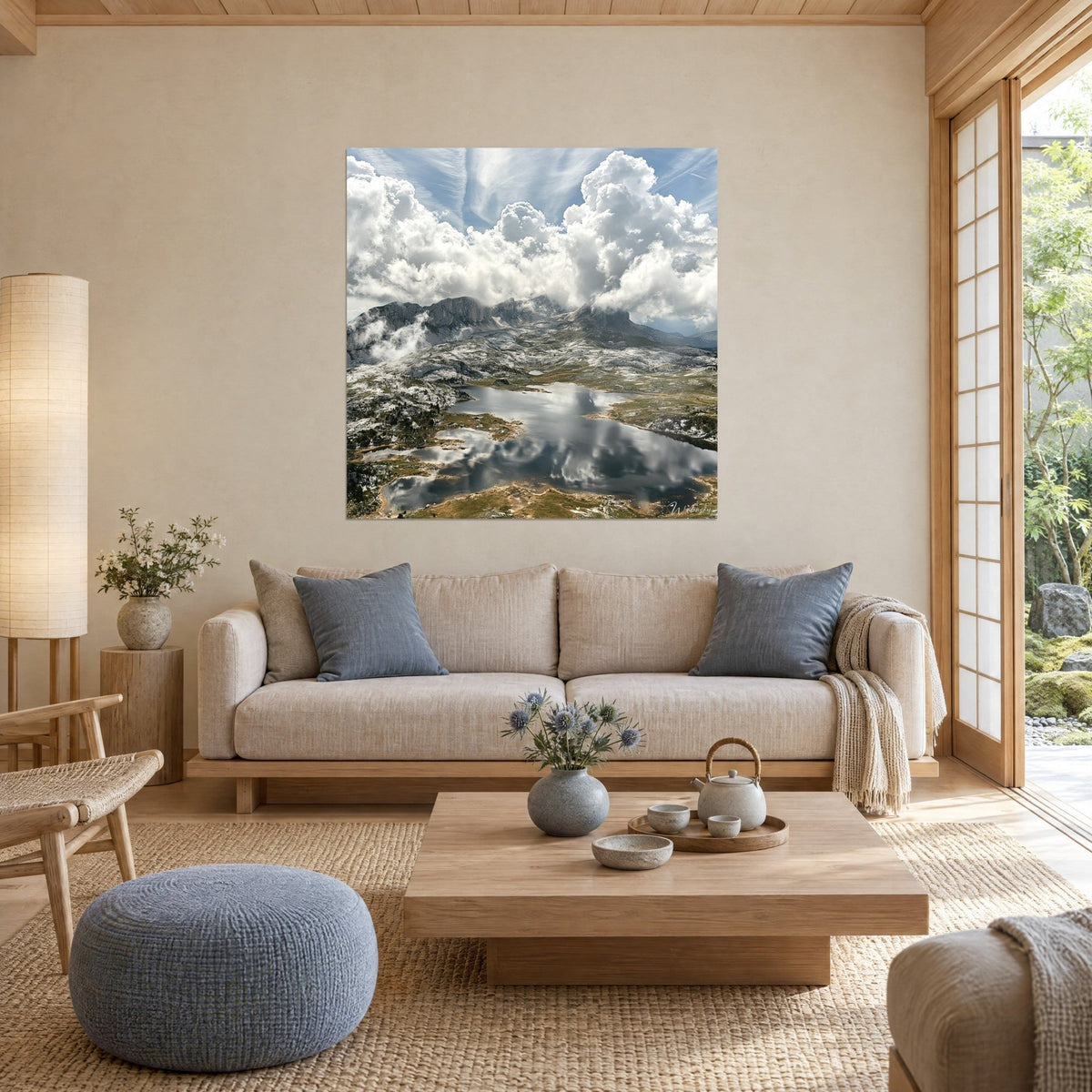 Πίνακας ορεινή λίμνη που αντανακλά λευκά cumulus, γκρίζους βράχους και χρυσό γρασίδι, πάνω από καναπέ σε φωτεινό σαλόνι