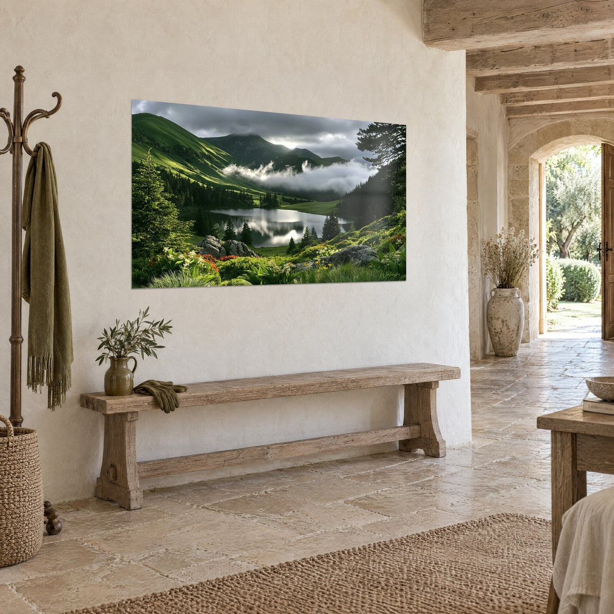 Tableau vallée alpine aux pentes vert vif, nuages gris et brume argentée sur l'eau, accroché au-dessus d'une console en bois