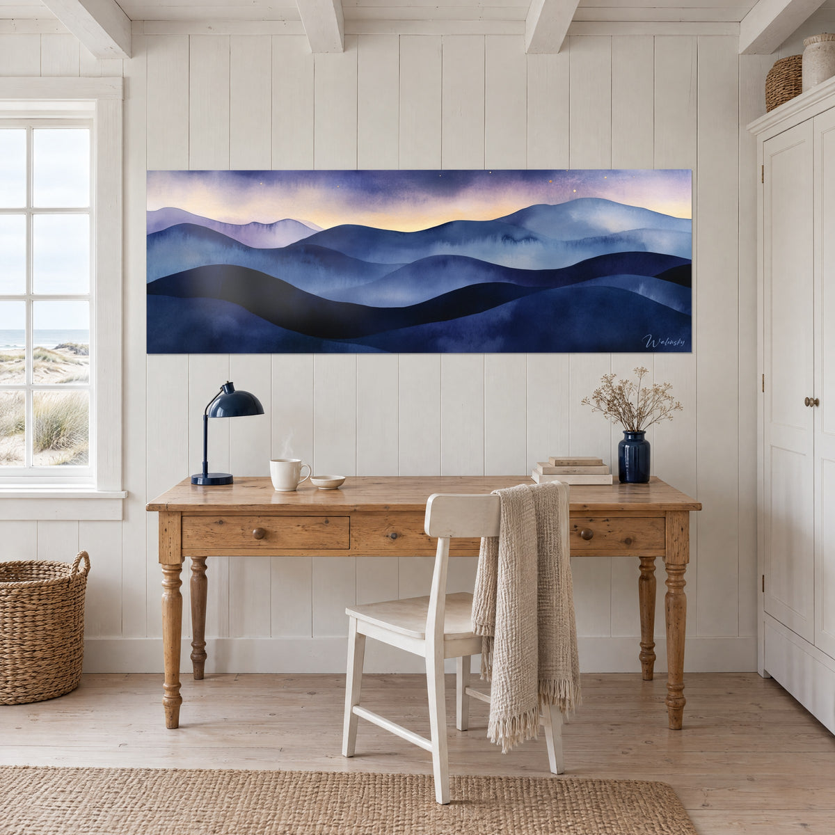 Quadro Cime arrotondate in sfumatura blu notte e malva, stelle dorate nel cielo, sopra una scrivania in legno chiaro e una lampada blu