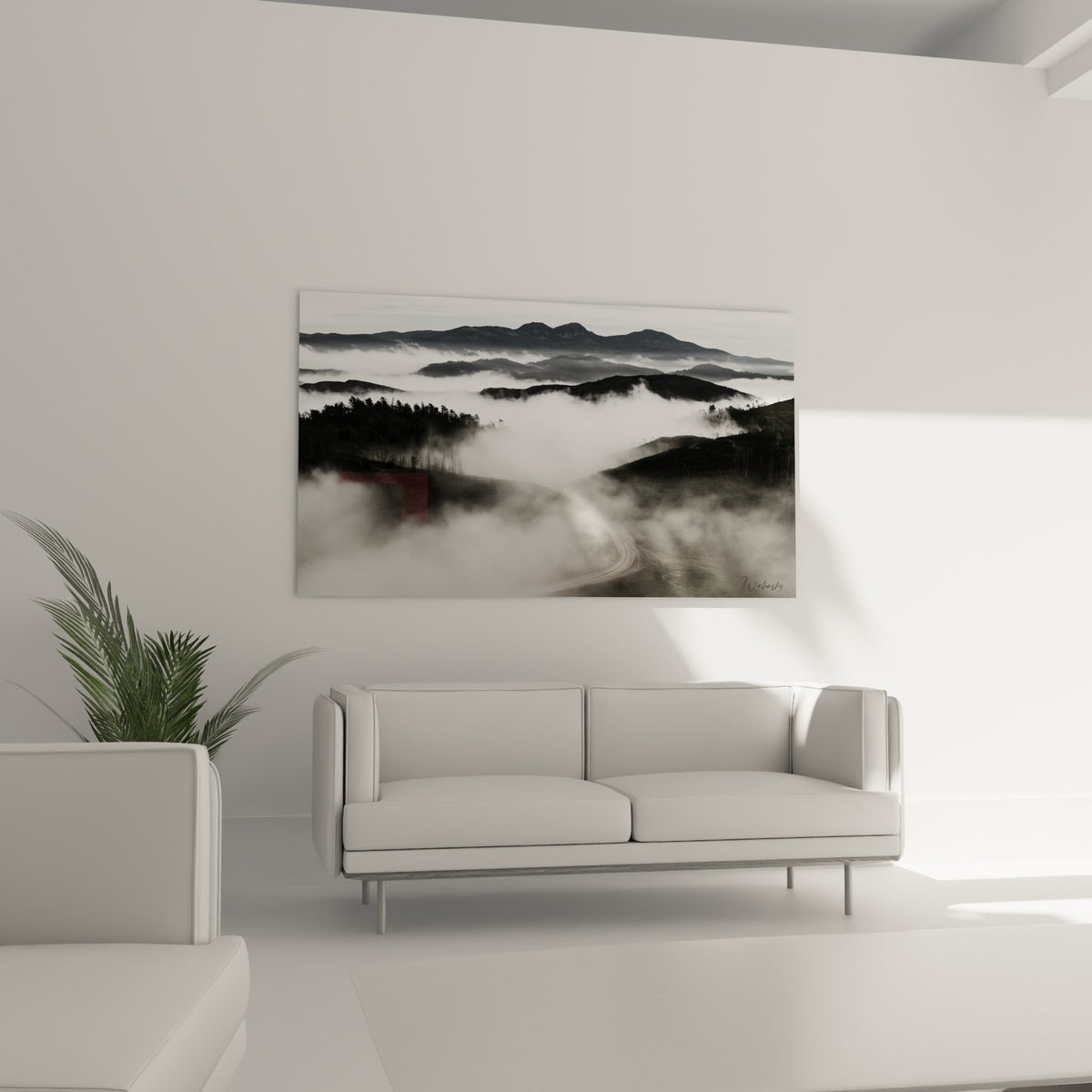 Sommets gris bleuté émergeant d'un océan de nuages blancs, au-dessus d'un canapé dans un salon lumineux