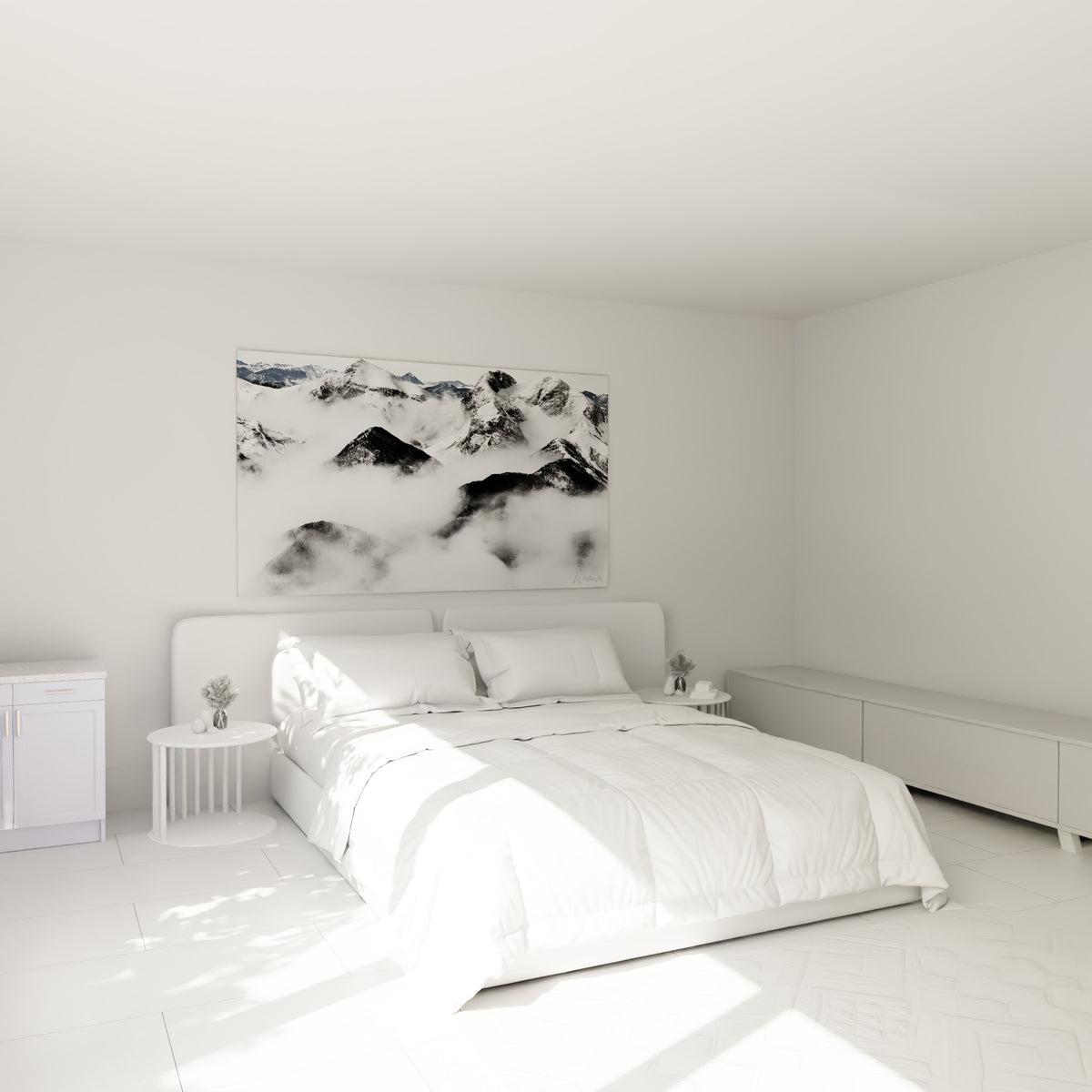 Crêtes montagneuses grises et blanches noyées de brume, accrochées au-dessus d'un lit dans une chambre claire