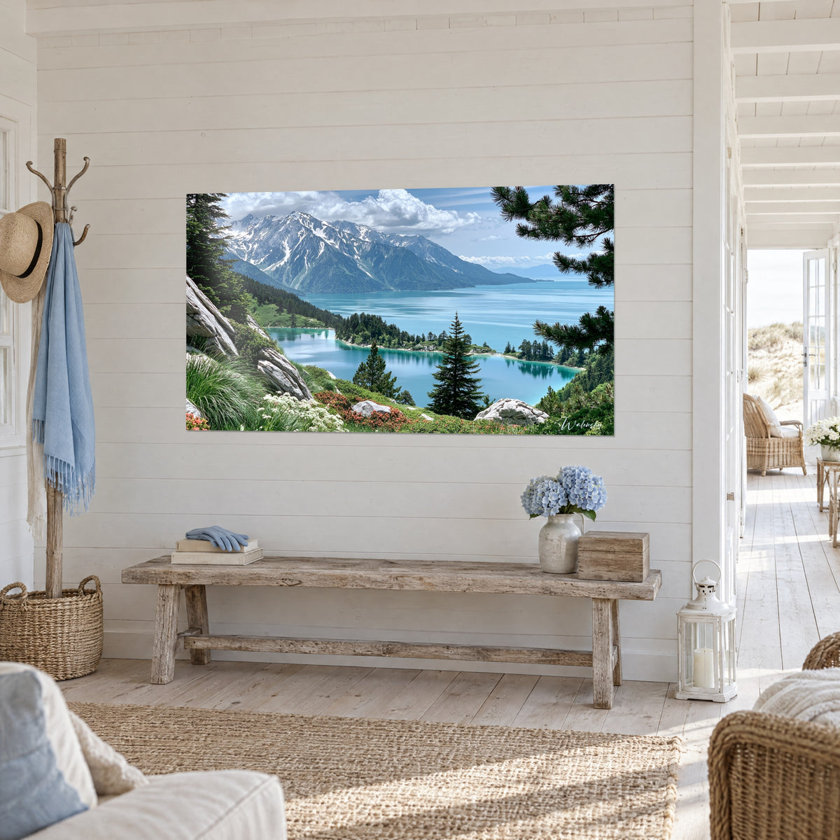 Tableau cimes blanches dominant une baie d'émeraude, pins sombres et rochers clairs, accroché dans une entrée en bois blanc