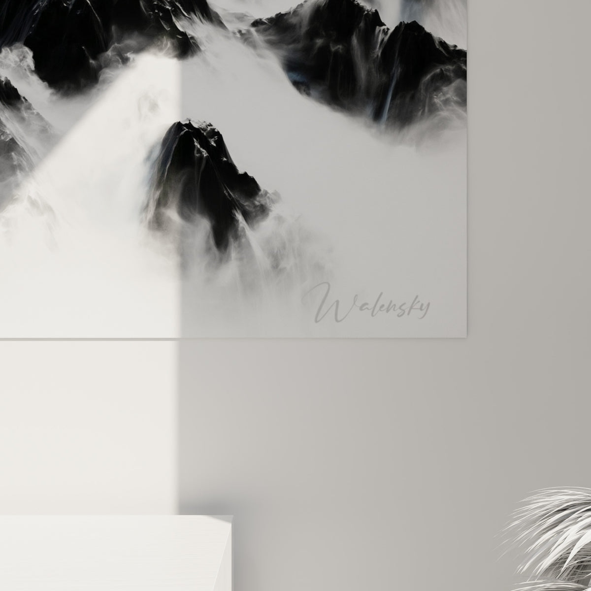 Détail des crêtes noires et de la neige blanche, textures rocheuses et brume vaporeuse visibles de près.