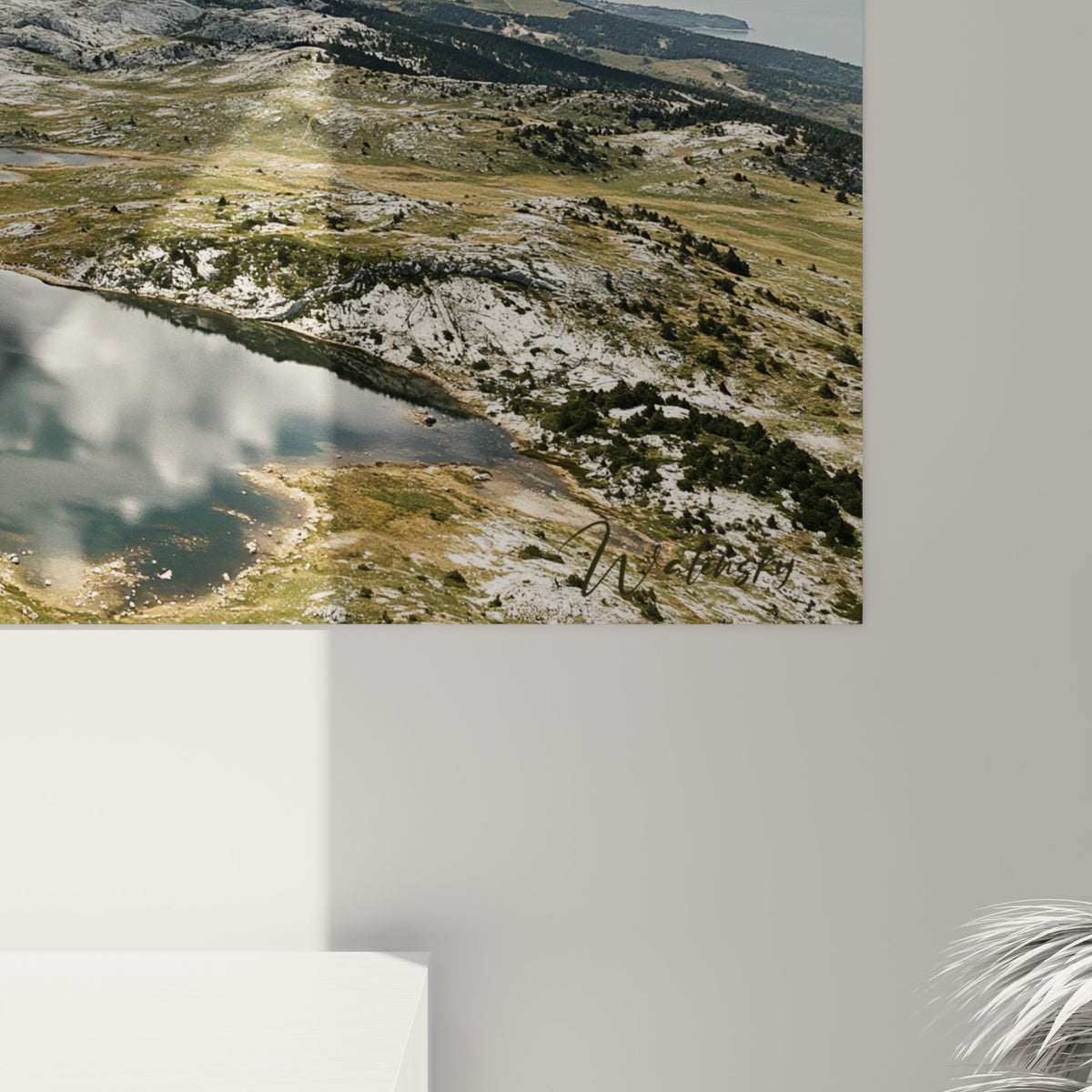 Détail de l'impression montrant le grain des nuages blancs et les reflets gris du lac sur la toile