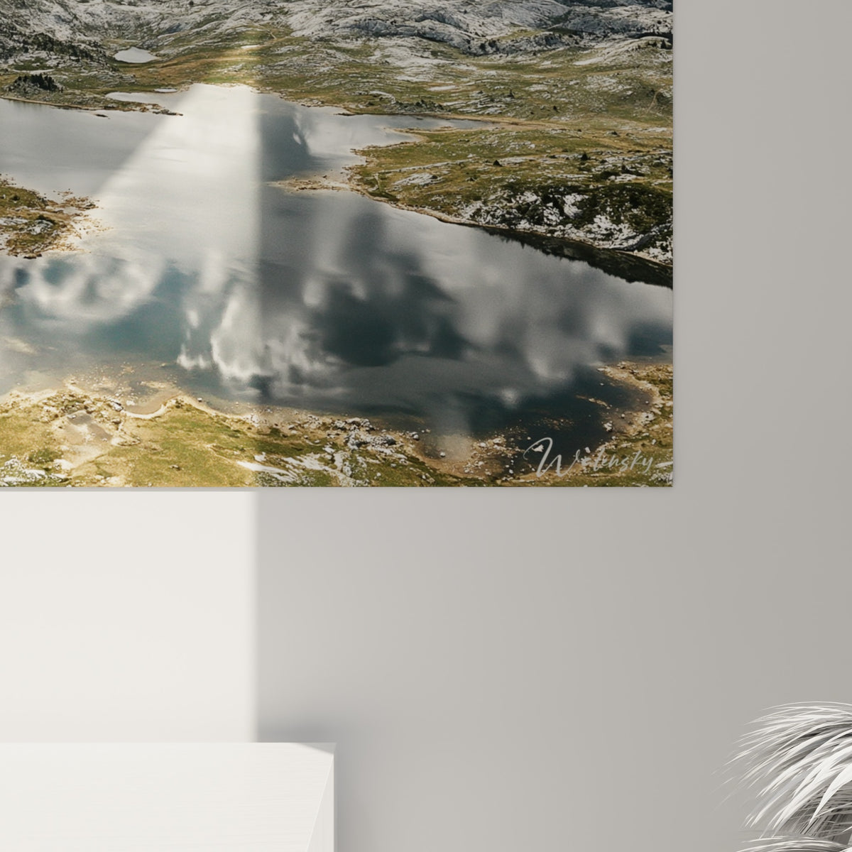 Grain de l'impression révèle les nuances de gris rocheux et le bleu profond du lac en gros plan