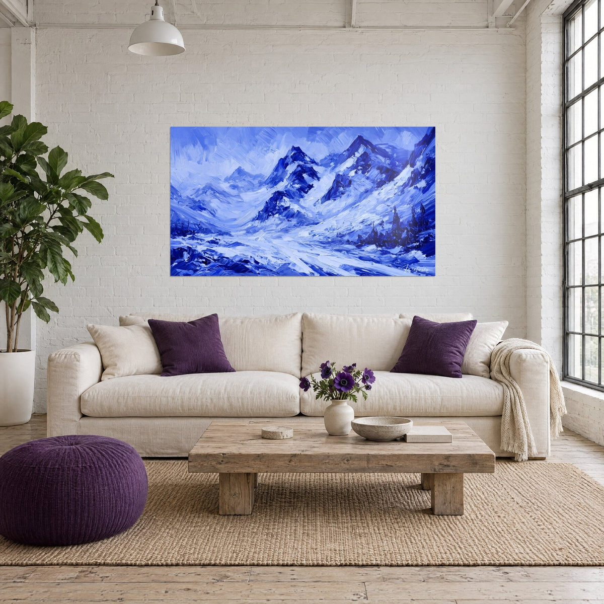 Tableau sommets enneigés indigo et blanc glacier, coups de couteau épais, au-dessus d'un canapé dans un salon lumineux