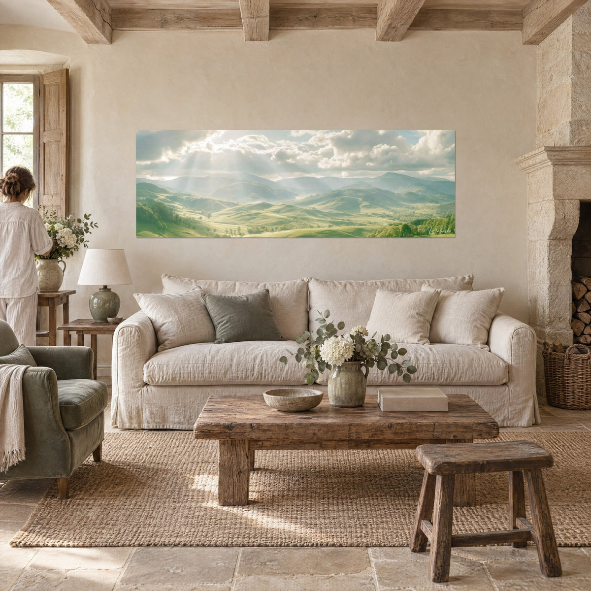 Gemälde grüner Hügel im goldenen Sonnenlicht, weiße Wolken und blaue Fernen, über einem Sofa in einem hellen Wohnzimmer