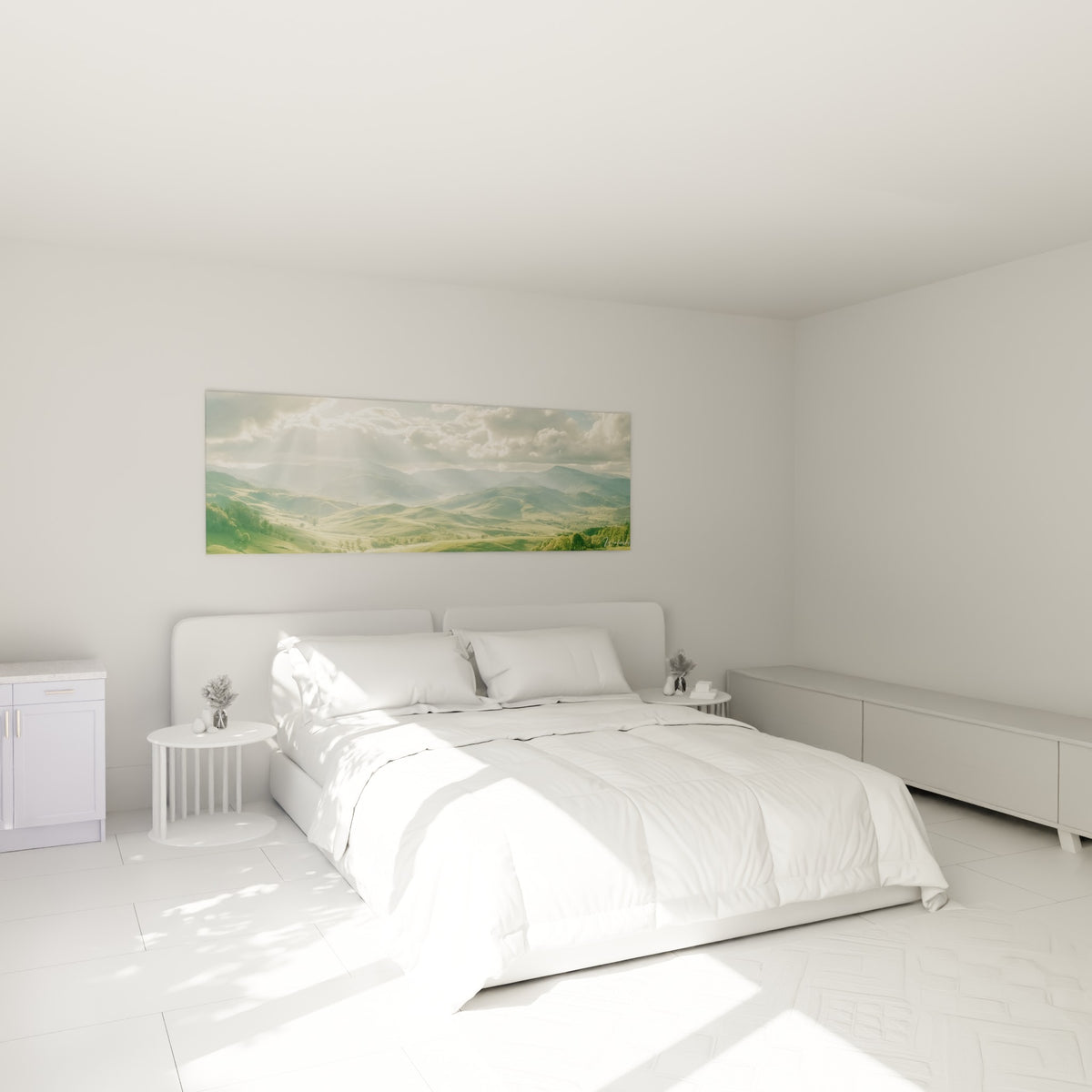 Vallée verdoyante baignée de lumière dorée et brume bleutée, tableau Montagne au-dessus d'un lit dans une chambre claire