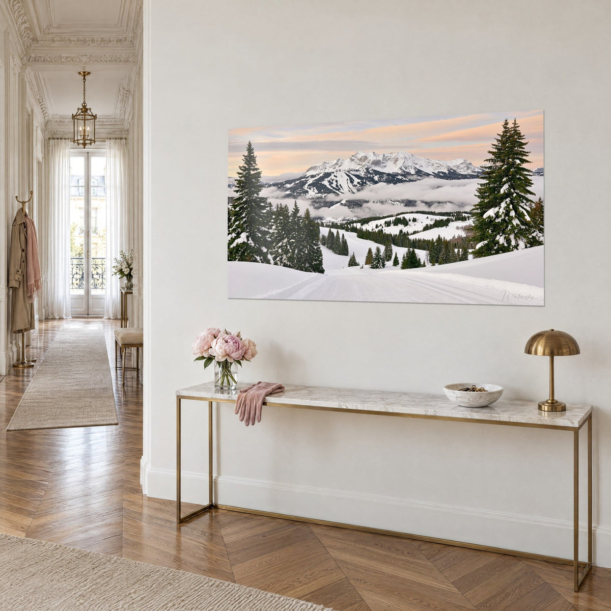 Tableau massif alpin blanc sous un ciel abricot, sapins vert sombre et mer de nuages, sur console dorée, trois-quarts