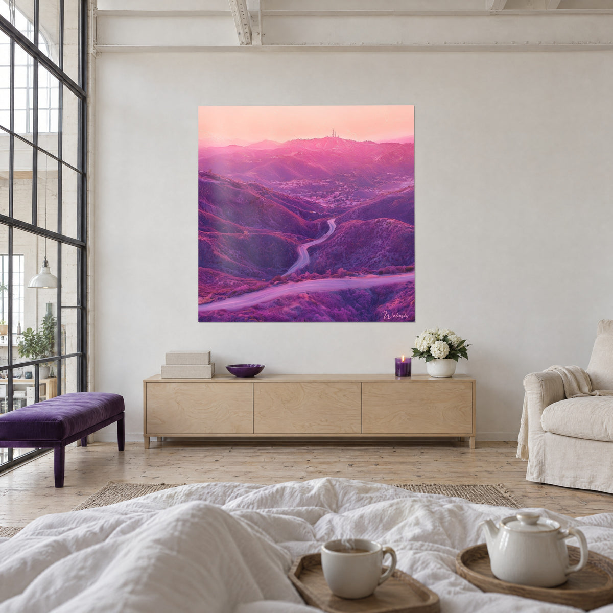 Πίνακας στροφές δρόμου ανάμεσα σε μωβ κορυφογραμμές και βερικοκί ουρανό, ζευγάρι από την πλάτη, πάνω από κρεβάτι σε φωτεινή κρεβατοκάμαρα