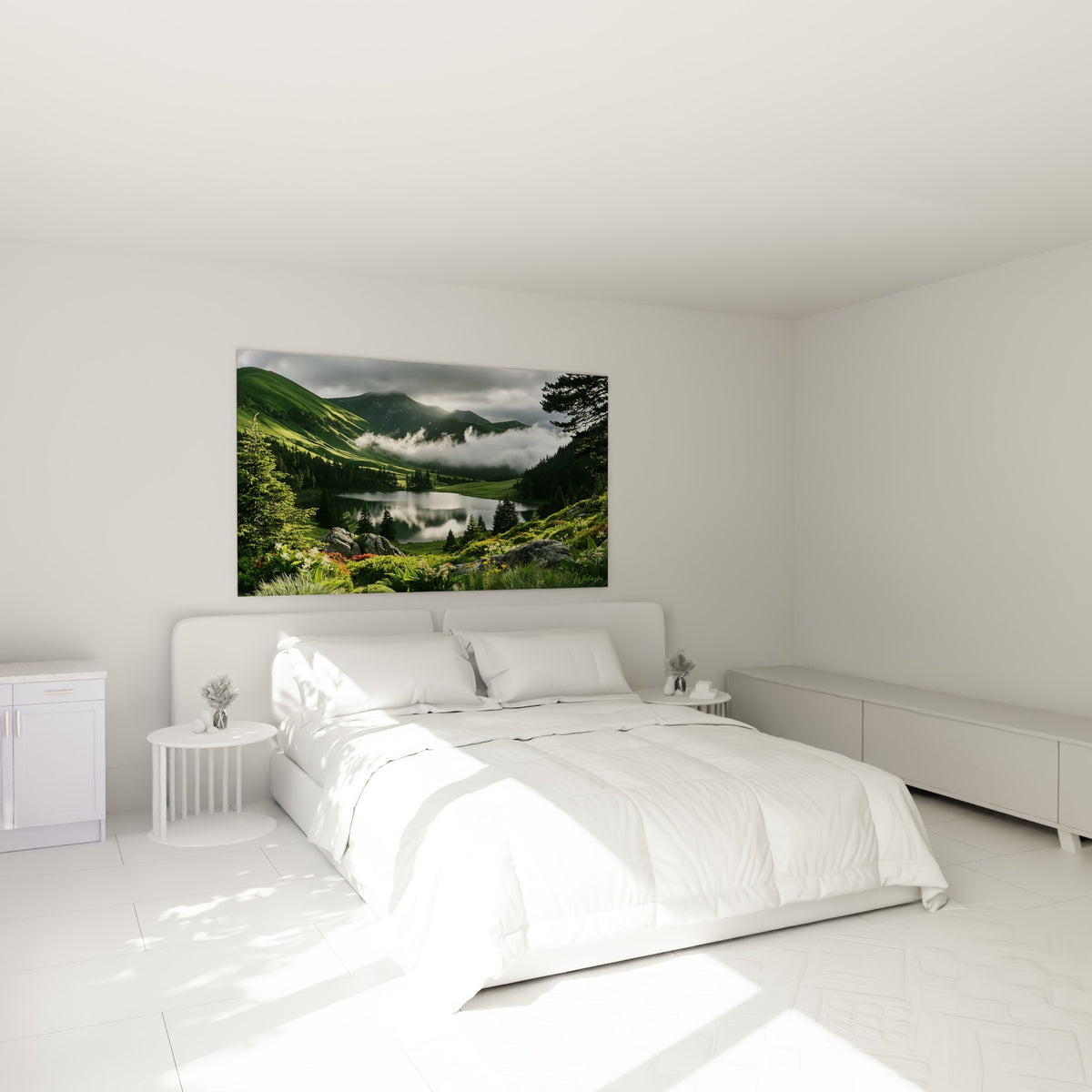 Vallée verdoyante et brume matinale au-dessus d'un lit dans une chambre claire