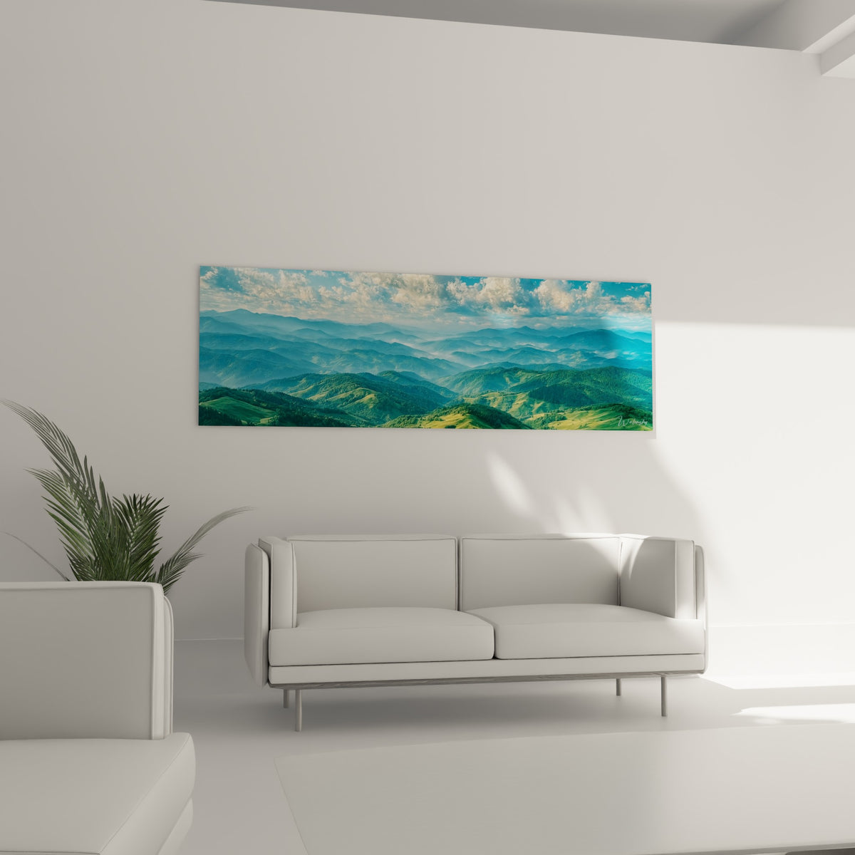 Vallées verdoyantes et ciel bleu nuageux d'un paysage montagneux au-dessus d'un canapé dans un salon lumineux