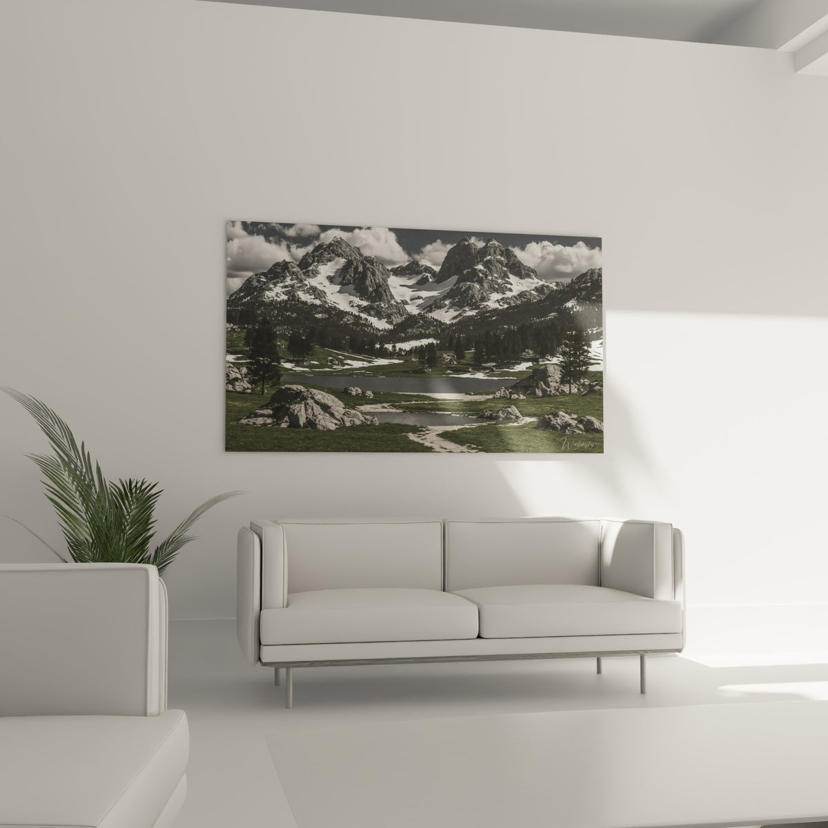 Vallon alpin vert et blanc avec sentier sinueux accroché au-dessus d'un canapé dans un salon lumineux