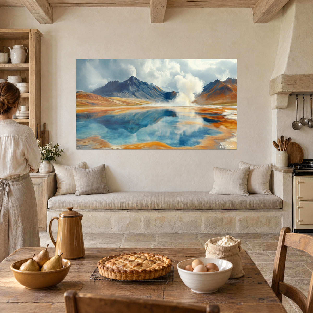 Schilderij uitgestrekt blauw water omringd door saffraankleurig zand, gespiegelde berg en witte fumarole, in een rustieke keuken met stenen wand