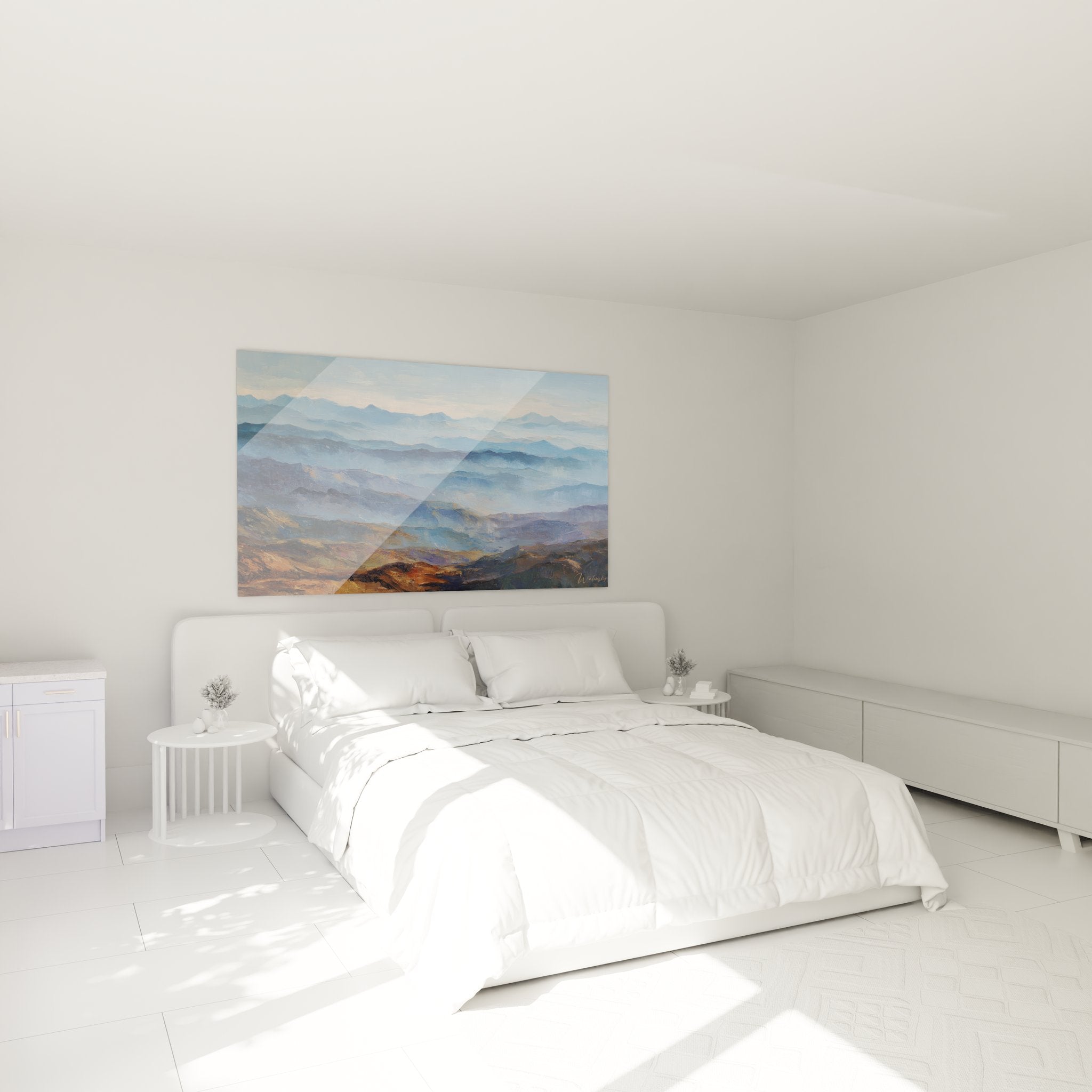 Tableau montagnes brumeuses dans chambre moderne, ambiance décorative apaisante et naturelle