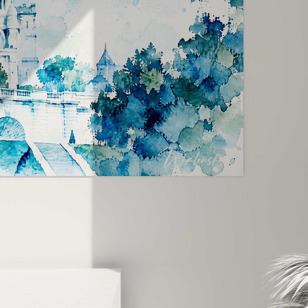 Détail de l'aquarelle montrant les coulures bleu ciel et vert sauge fusionnant sur la pierre blanche de l'édifice