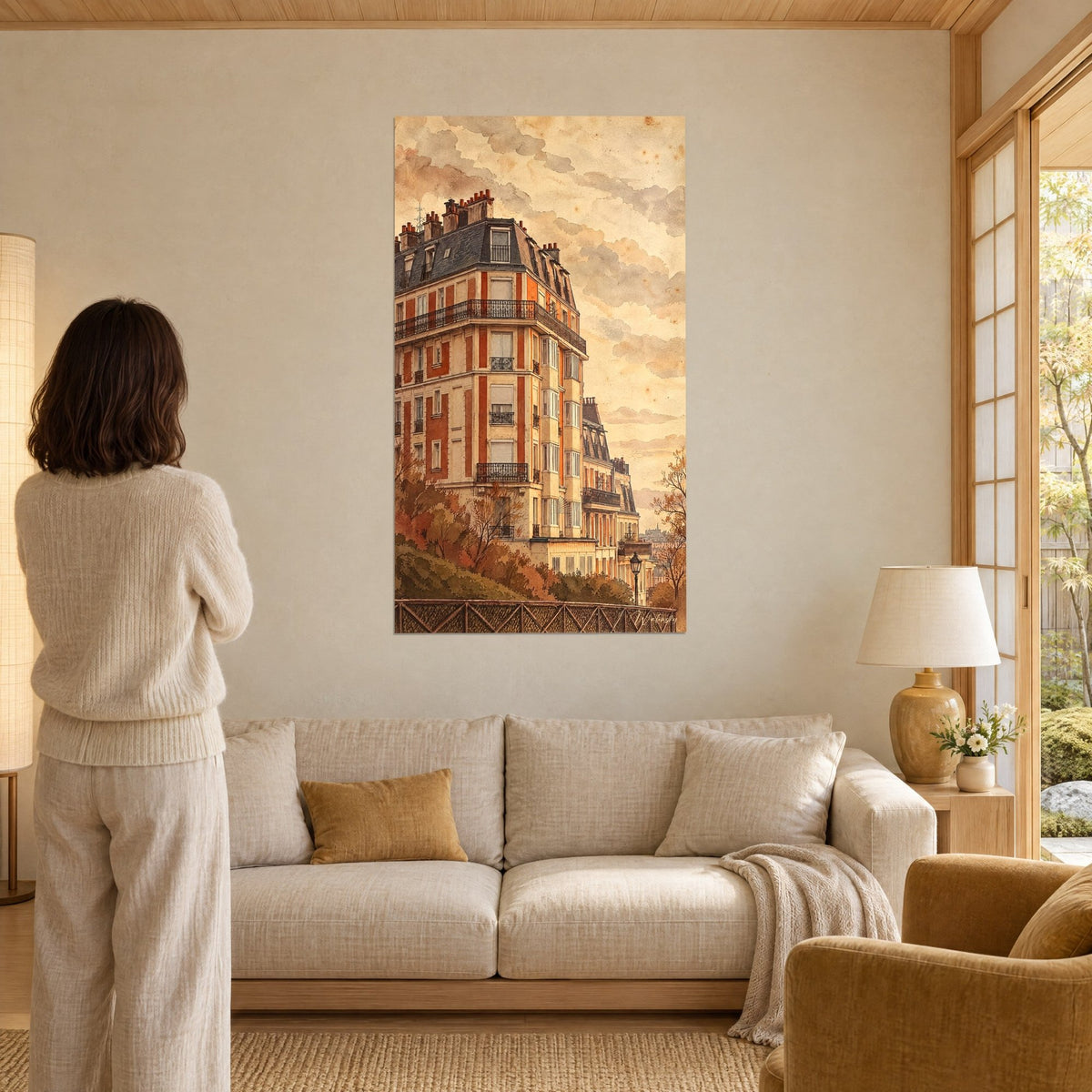 Gemälde Haussmann-Gebäude mit schmiedeeisernen Balkonen, Rost- und Schieferziegel, ockerfarbener Himmel, über einem Sofa in einem hellen Wohnzimmer