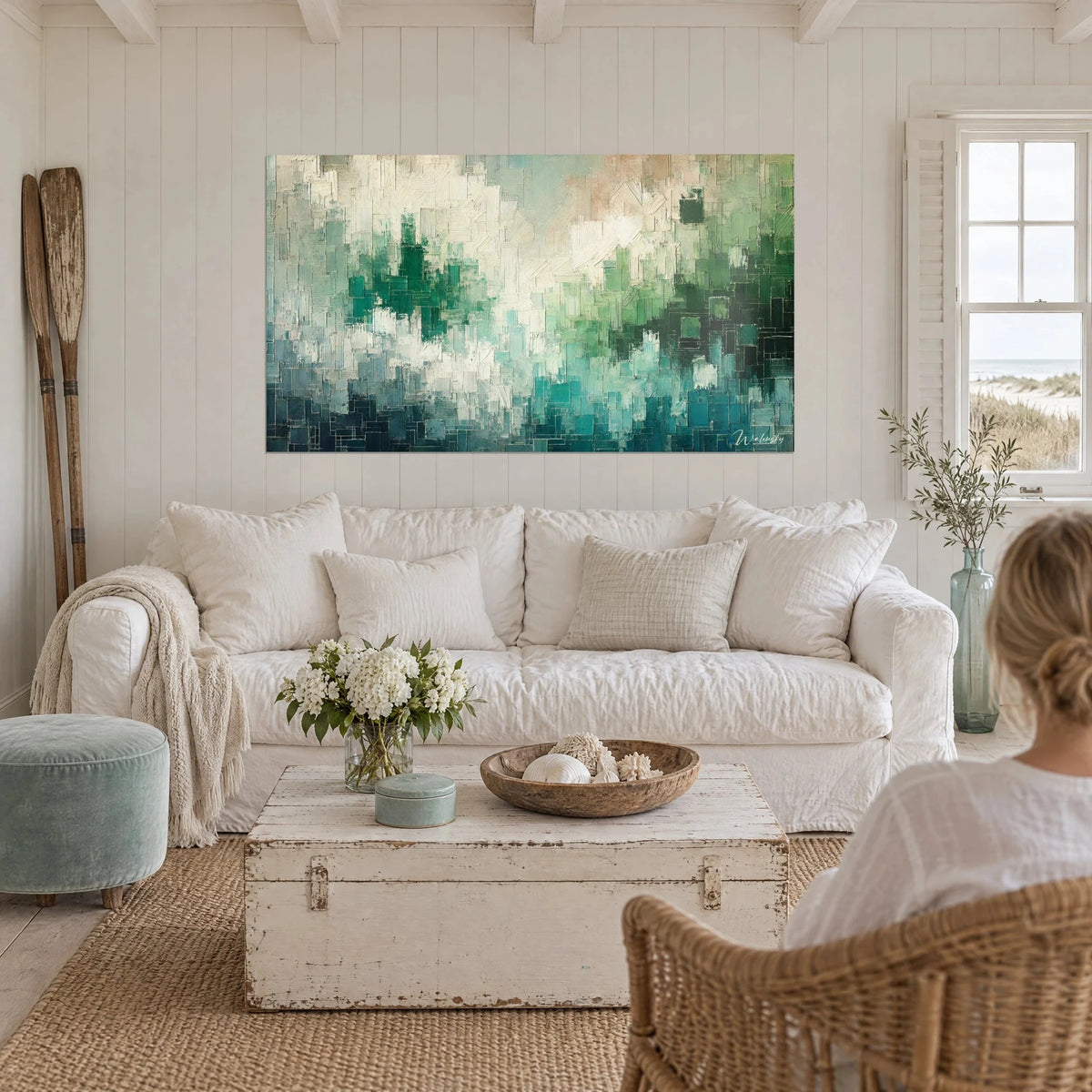 Gemälde mit Mosaik aus Smaragd, Akzenten in Tannengrün und Elfenbein, Paar von hinten, über einem Sofa in einem hellen Wohnzimmer