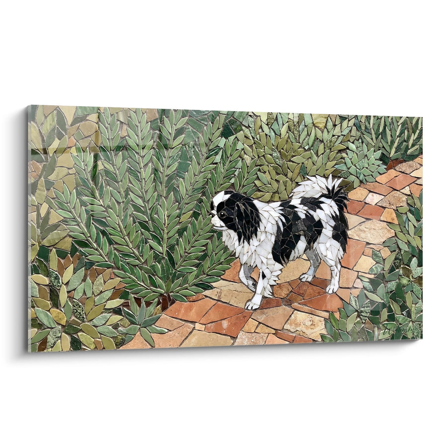 Schilderij Japanse Spaniel Elegant op Okeren Pad Omringd door Groen Blad - Natuurlijke Sereniteit - Editie Japanse Spaniel