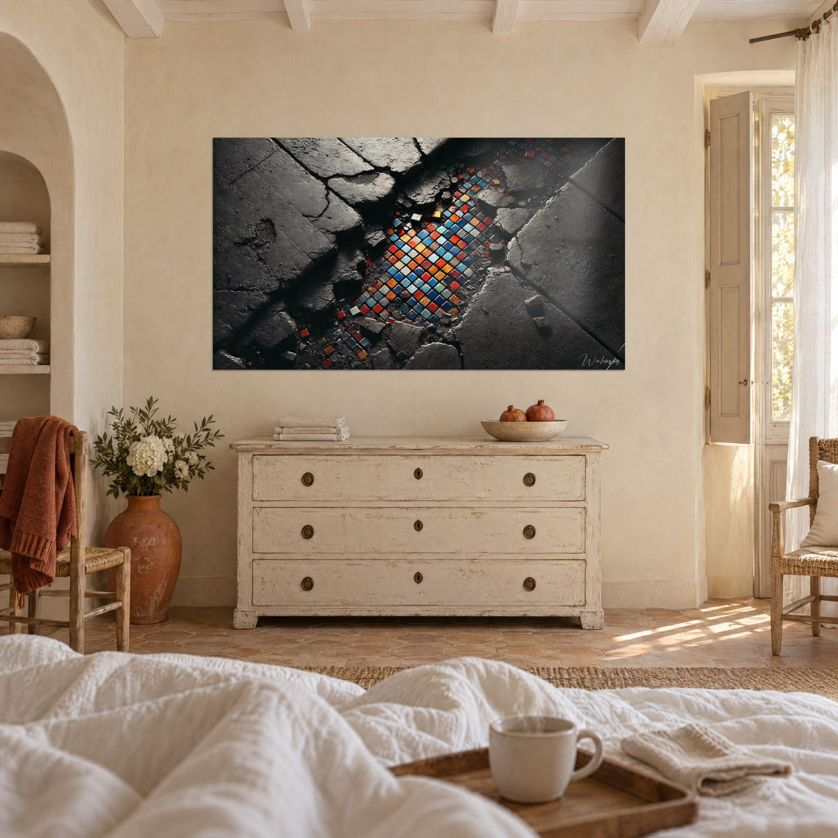 Schilderij gebroken tegels en mozaïekscherven in fel rood en kobaltblauw, boven een bed in een lichte slaapkamer