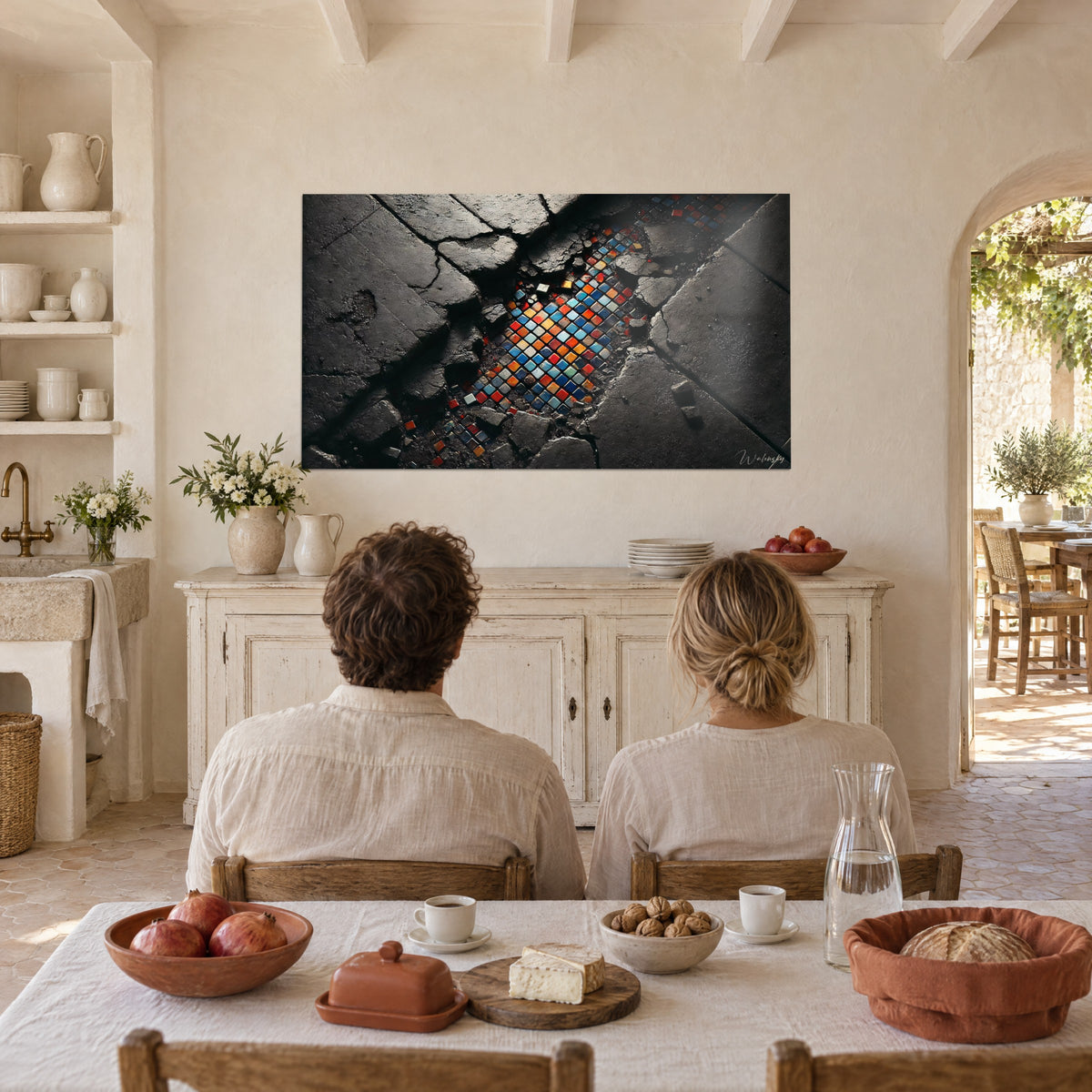 Schilderij gebarsten plaveisel dat een schaakbordpatroon van oranje en hemelsblauwe tesserae onthult, boven een wit dressoir, eetkamer
