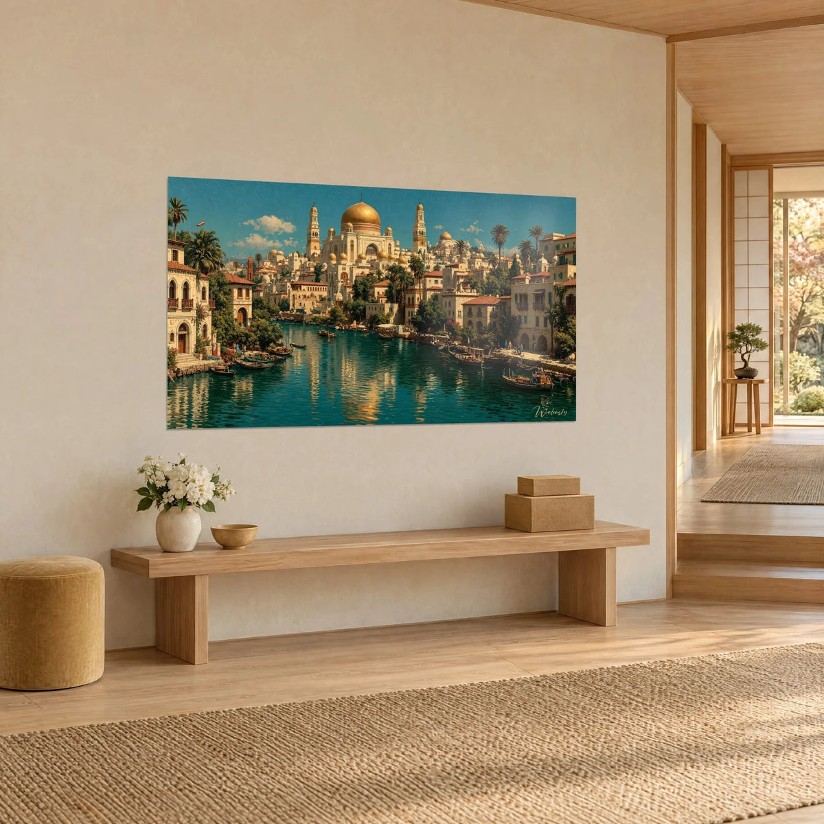 Gemälde orientalische Stadt mit Terrassen, weißen Minaretten und goldener Kuppel an einem smaragdgrünen Kanal, Ansicht von dreiviertel auf eine cremefarbene Wand