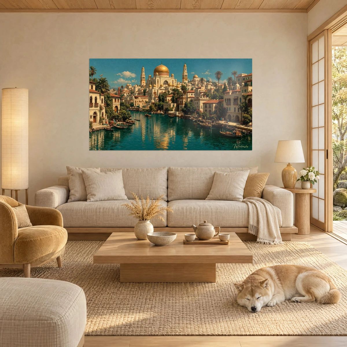 Gemälde Moschee mit goldener Kuppel über einem Hafen mit ockerfarbenen Fassaden, türkisfarbenes Wasser und Palmen, liegender Shiba über einem Sofa in einem hellen Wohnzimmer