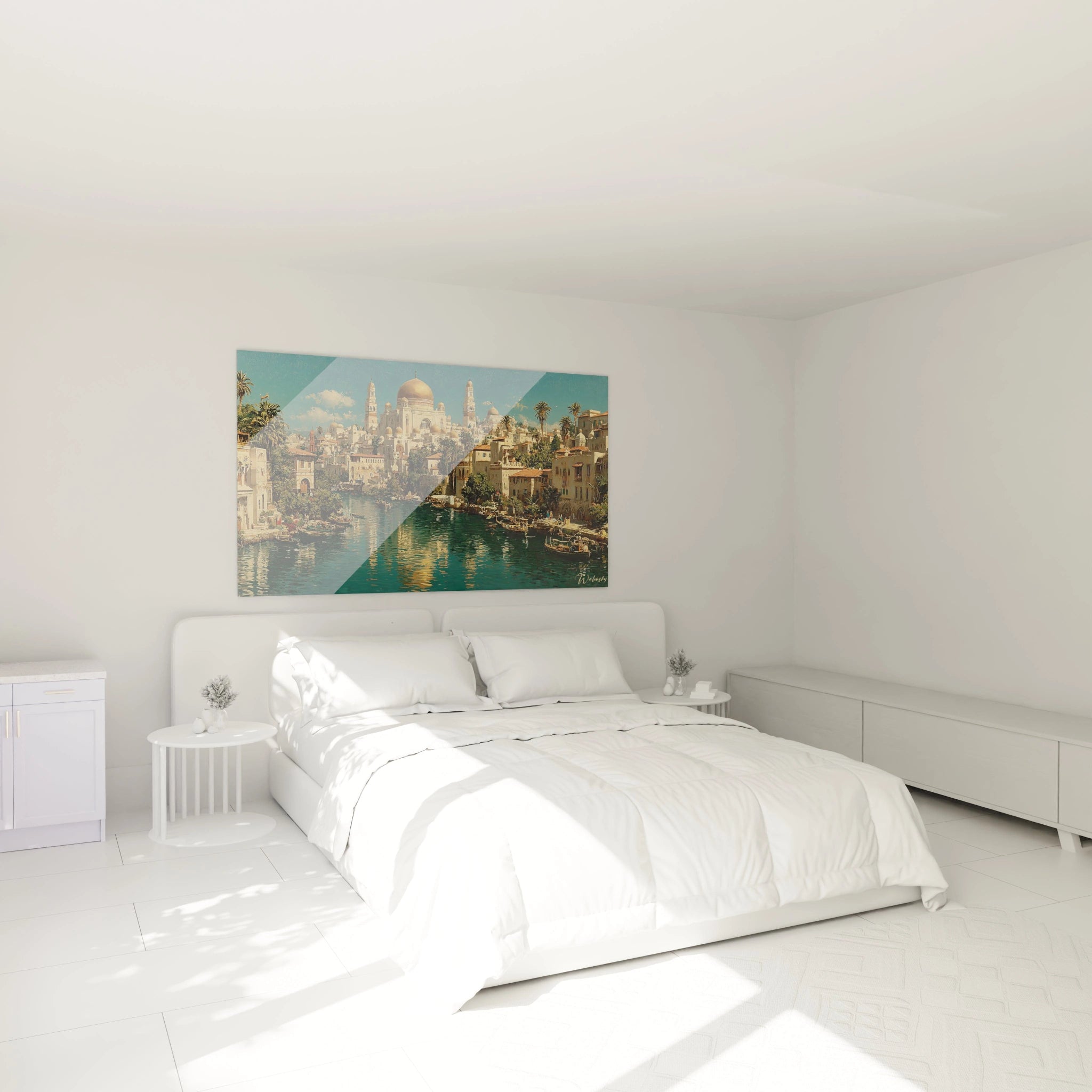 tableau mosquée orientalisme Walensky accroché au-dessus d'un lit blanc minimaliste dans une chambre lumineuse