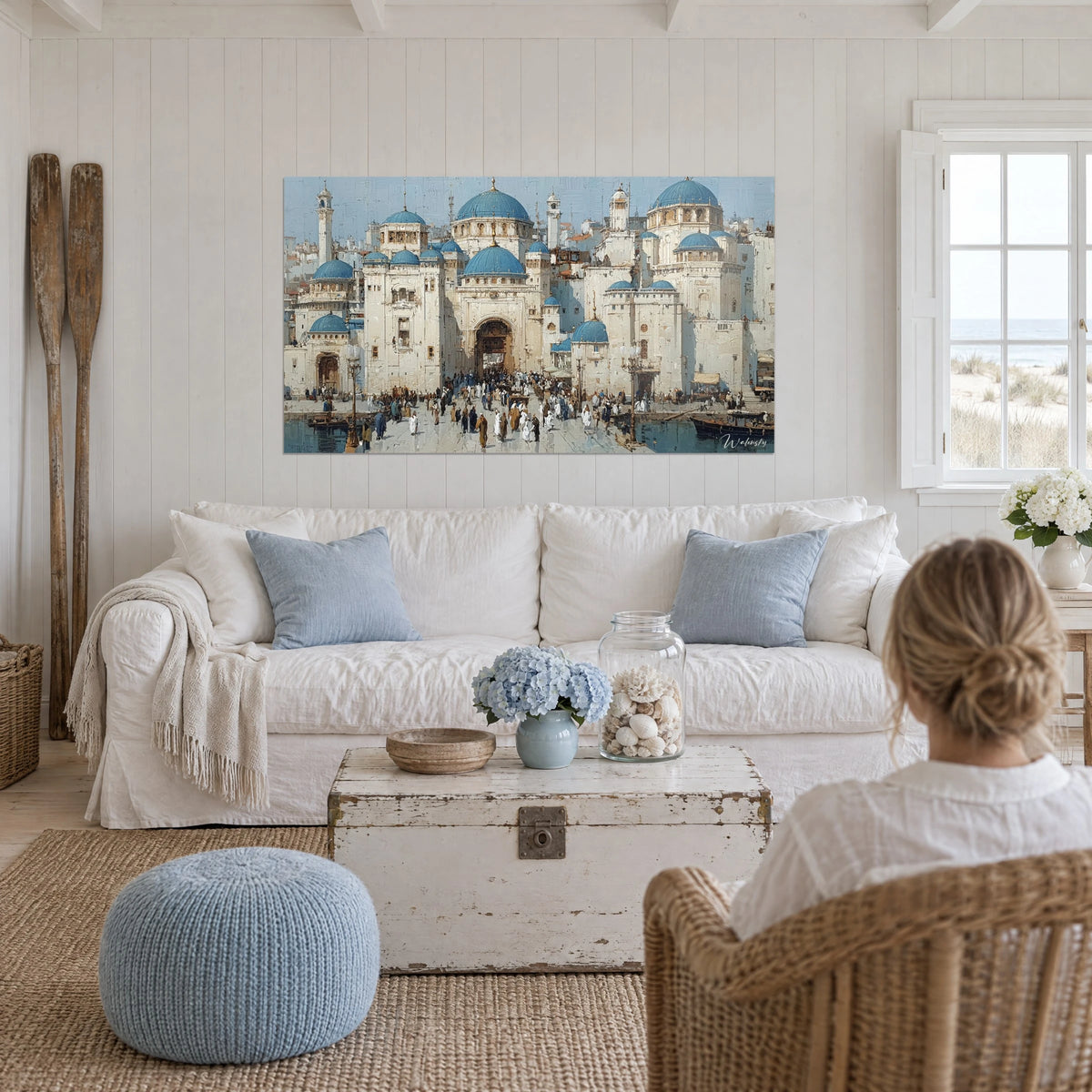 Gemälde Moschee mit türkisfarbenen Kuppeln, elfenbeinfarbenen Fassaden und Menschenmenge am Kai, über einem Sofa in einem hellen Wohnzimmer